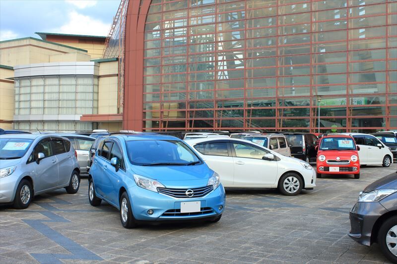店頭に並べられた自動車